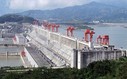 湖北省,长江三峡大坝,2009年。大坝全长2335米、坝高185米,是全球最大水电工程;坝顶红色门式起重机为施工及运营设备。拍摄时水库水位尚未达到175米的设计蓄水位。