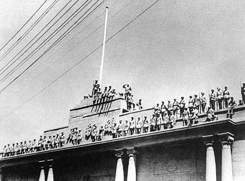 The 35th Corps of the Chinese People's Liberation Army occupied the Presidential Palace in Nanjing.