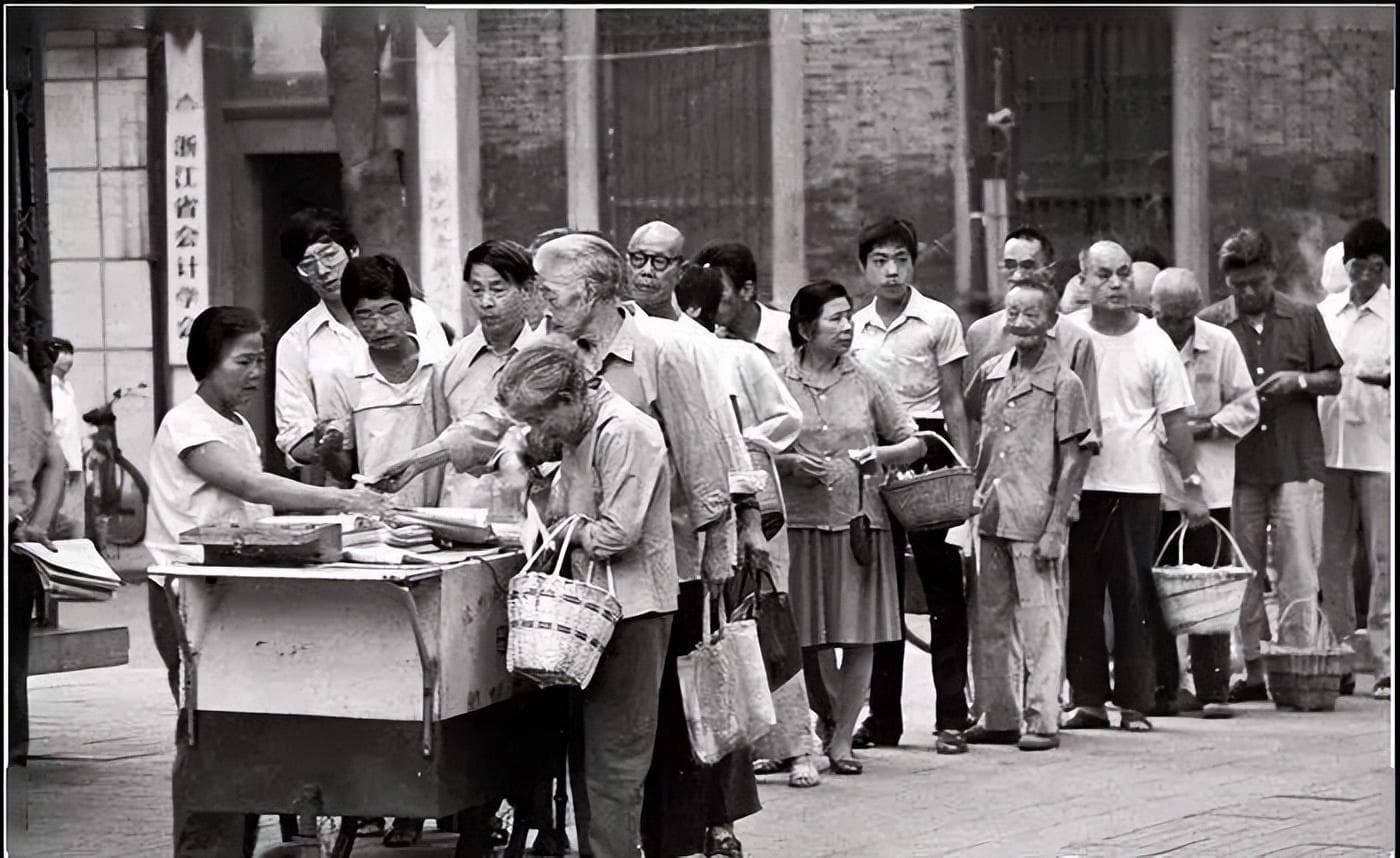 Residents queue with baskets to buy daily necessities in Zhejiang province, 1988. Following government announcements of plans to lift price controls, urban consumers across China rushed to stockpile food and household goods in anticipation of price rises, triggering the widespread panic buying that characterised the inflation crisis.